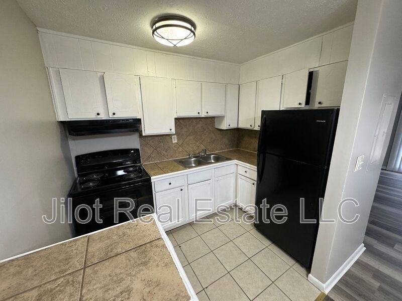 2711 Fairlee Dr #A4 - Photo 5 of 14