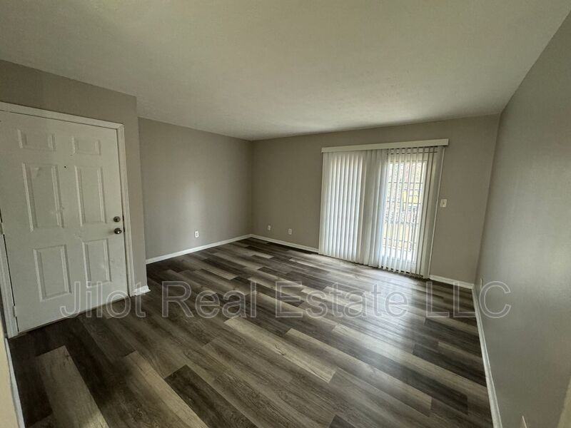 2711 Fairlee Dr #A4 - Photo 7 of 14