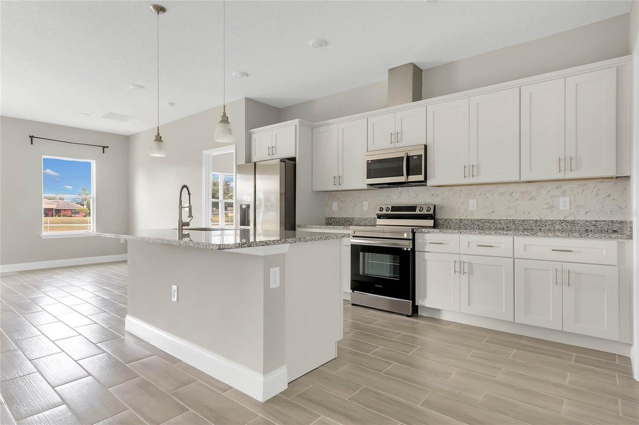 323 Edgewood Ct - Photo 2 of 36