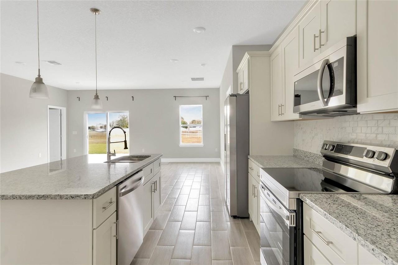 323 Edgewood Ct - Photo 3 of 36