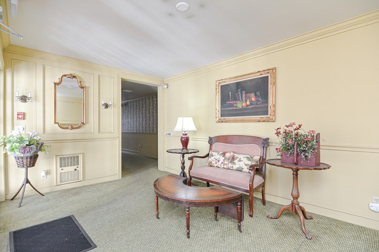 212 Sandwich St - Photo 2 of 33