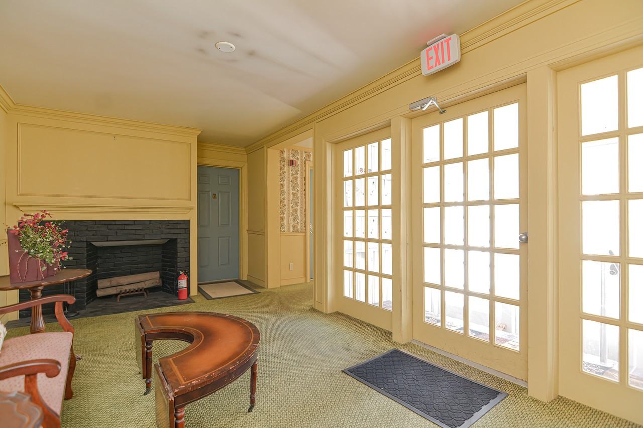 212 Sandwich St - Photo 3 of 33