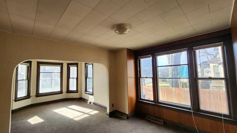 208 W Milwaukee St - Photo 3 of 10