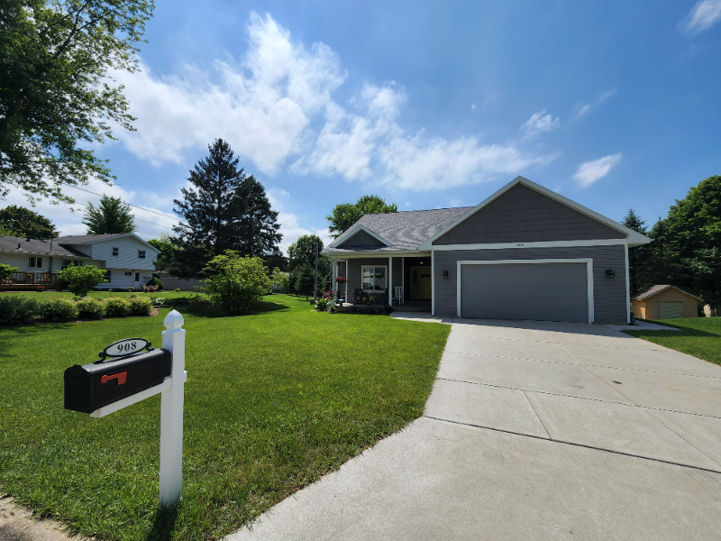 908 Dean St - Photo 3 of 20