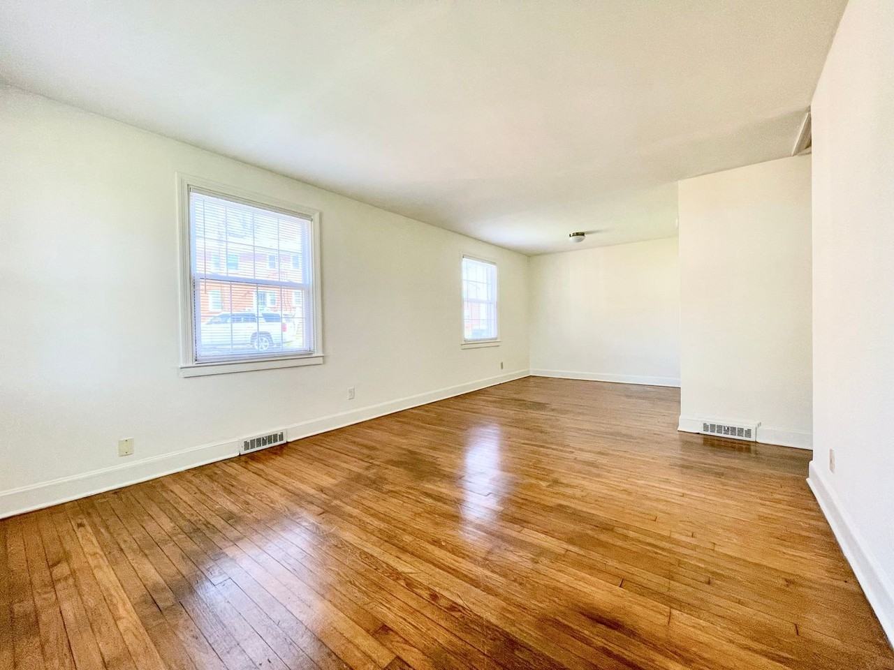 Latham Park Manor - Photo 7 of 32