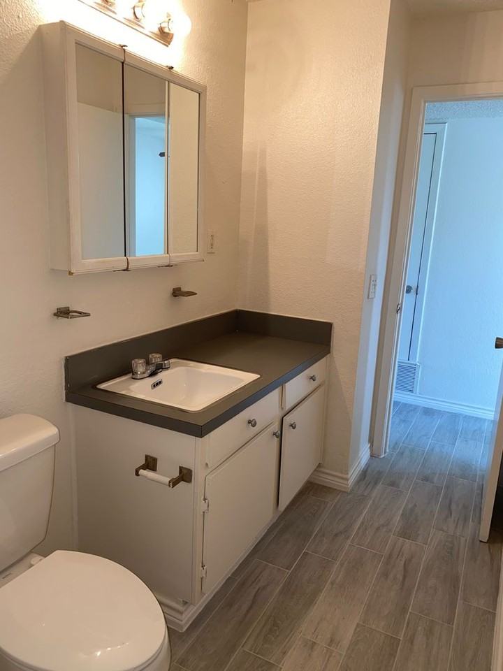 Lions Court Apartments - Photo 5 of 50