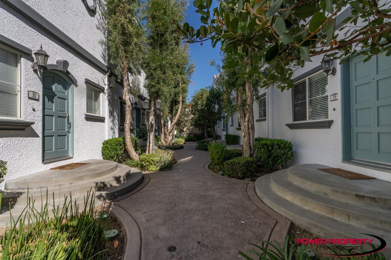 Vantaggio Townhomes - Photo 4 of 38