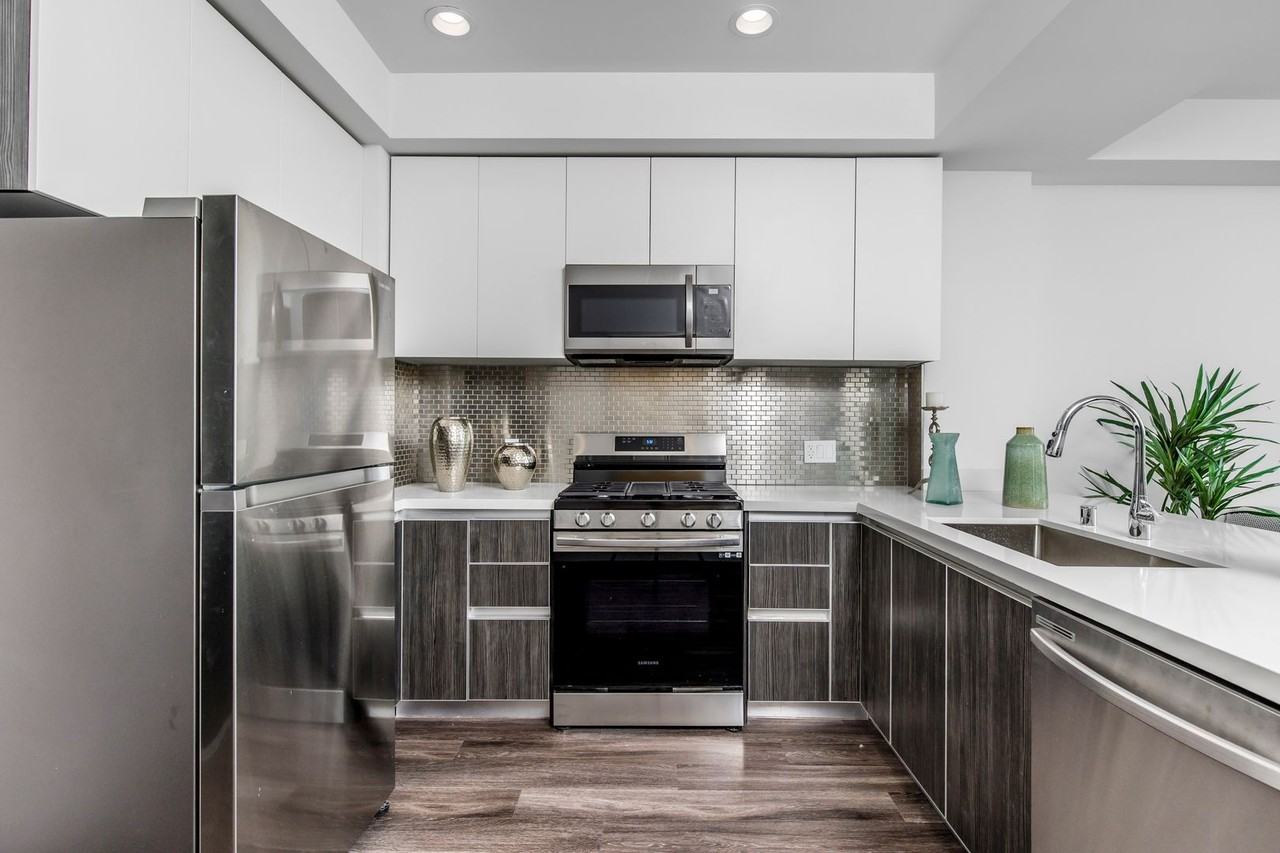 Welcome Home to Venice Luxury Apartments! - Photo 7 of 35