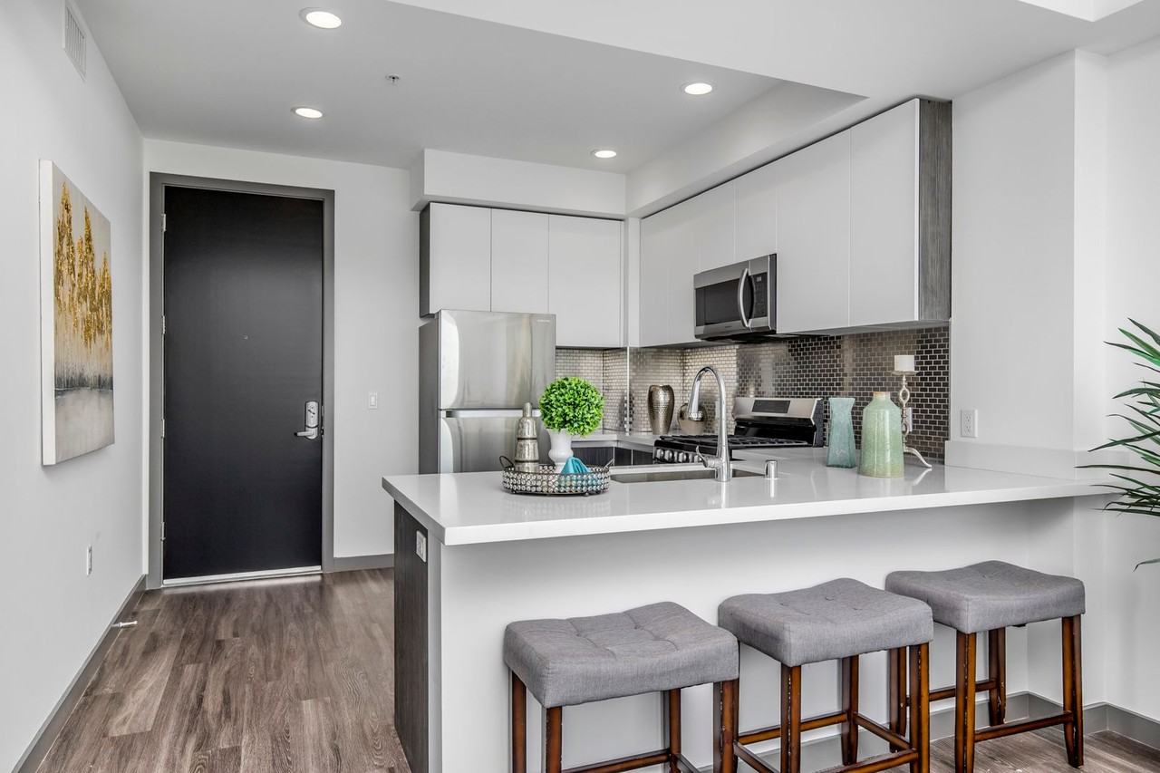 Welcome Home to Venice Luxury Apartments! - Photo 5 of 18