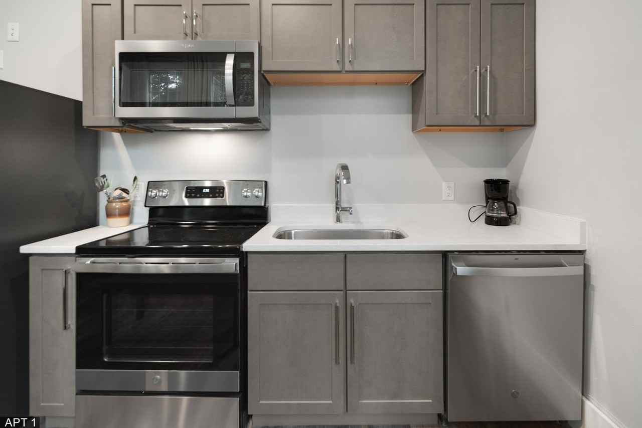 711 E Seneca Street - Photo 5 of 50