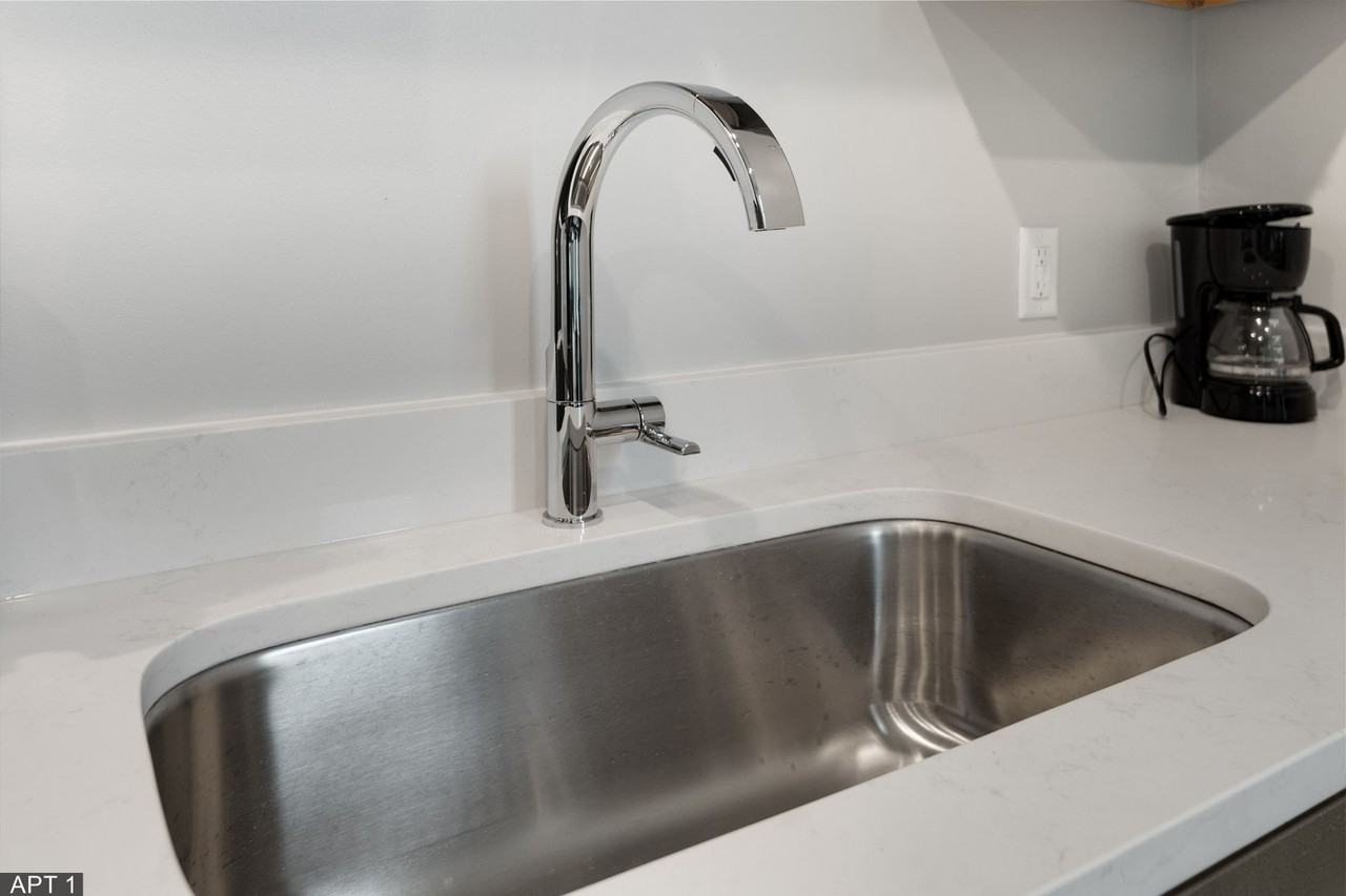 711 E Seneca Street - Photo 6 of 50