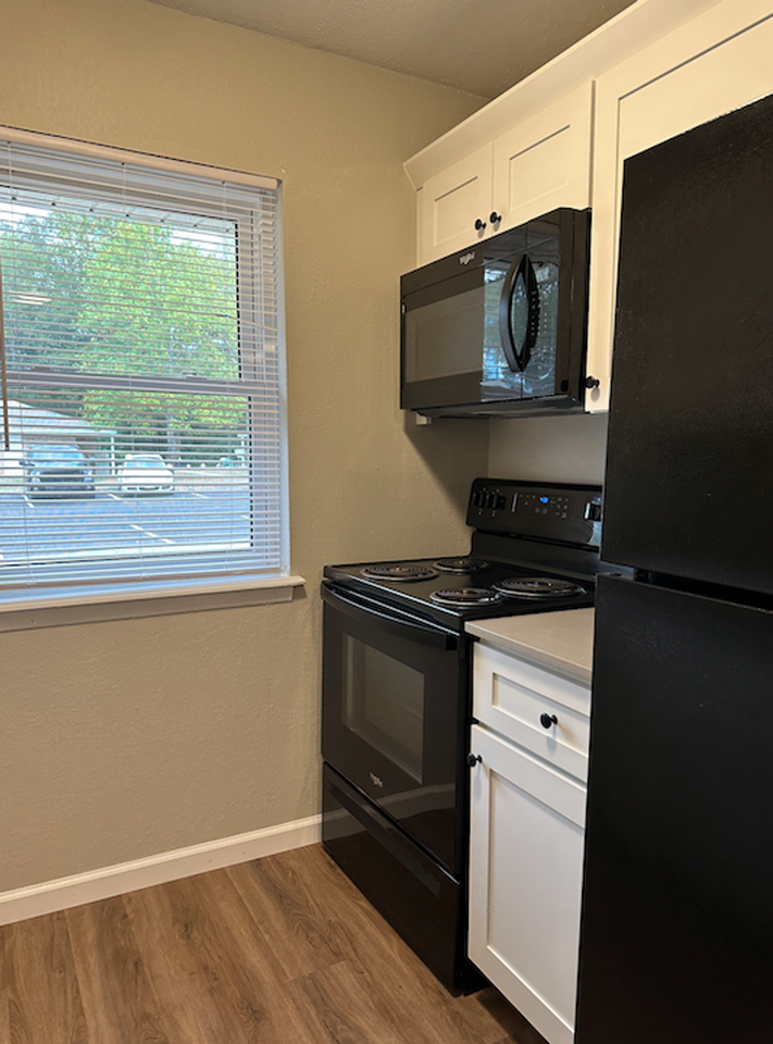 Creekside Apartments - Photo 6 of 36