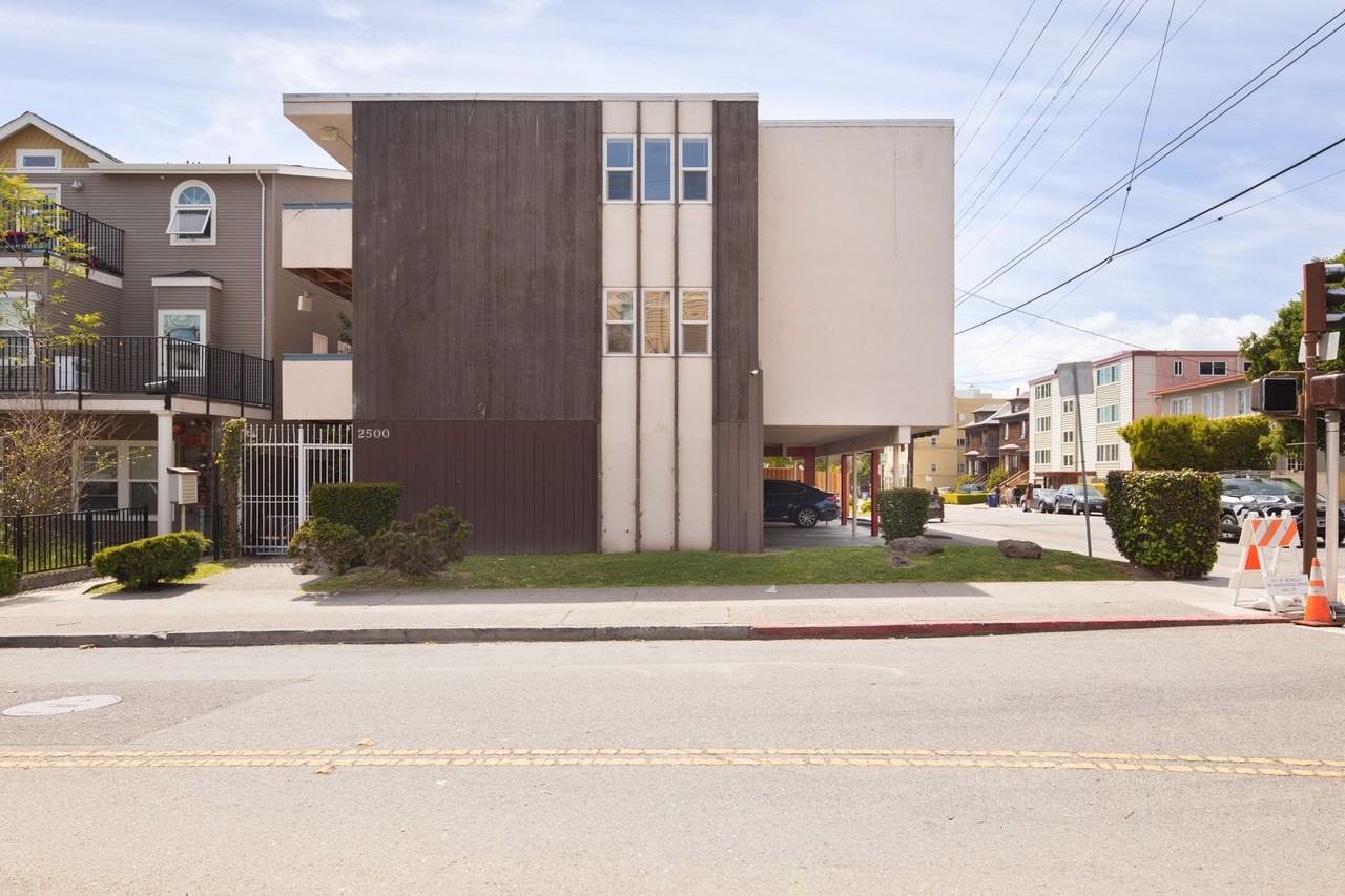 Dana - Photo 2 of 50