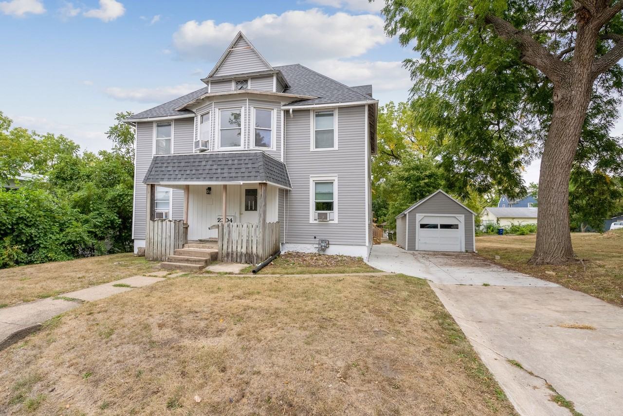 2304 Walnut St - Cedar Falls - Photo 3 of 4