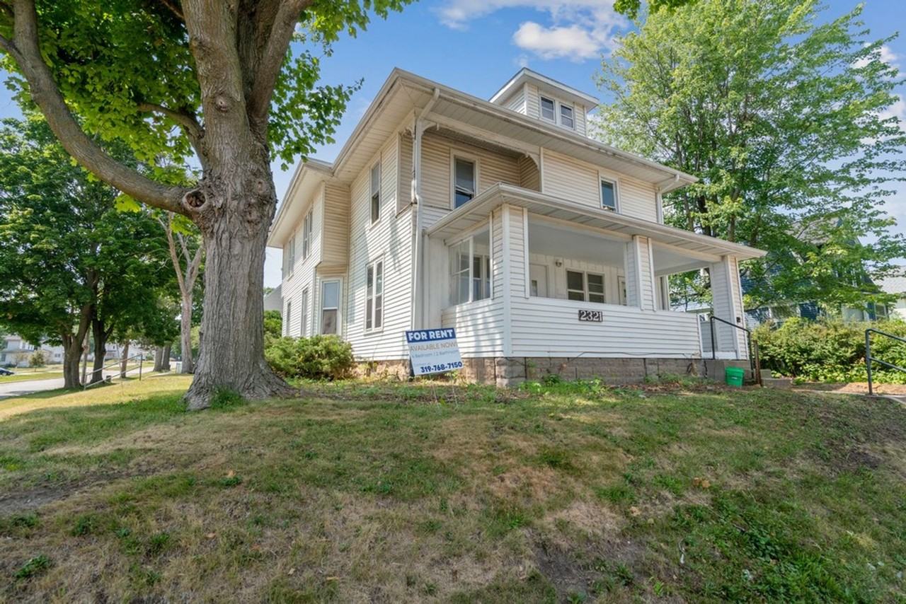 2321 Iowa St - Cedar Falls - Photo 2 of 9