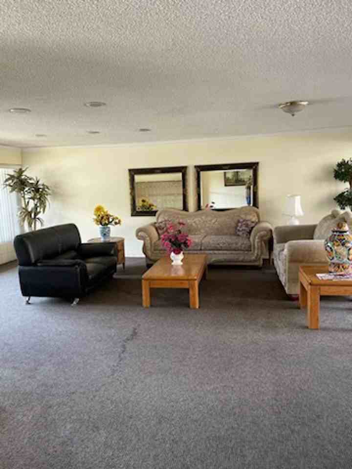 068 - Howard Crown - Photo 3 of 5