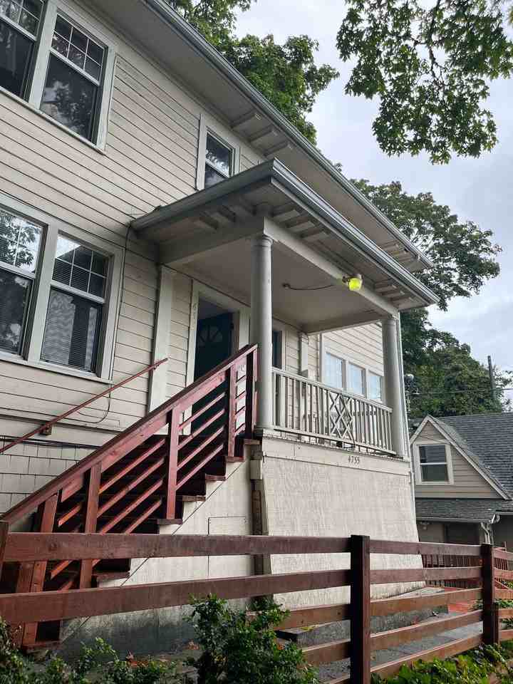 Vintage 2x1 Available Now | Minutes from UW & U - Photo 3 of 3