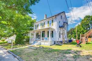 featured image of 204 1/2 Atlantic St