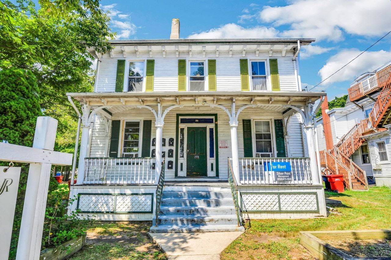 204-204 1/2 Atlantic St - Photo 2 of 8