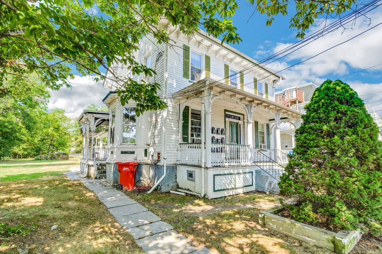 204-204 1/2 Atlantic St - Photo 3 of 8