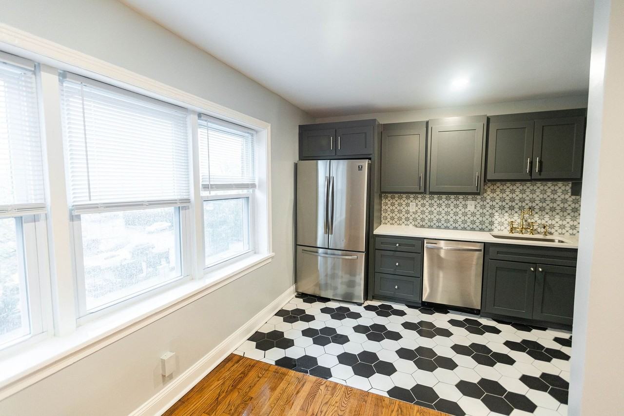 The Holmes - Photo 3 of 15