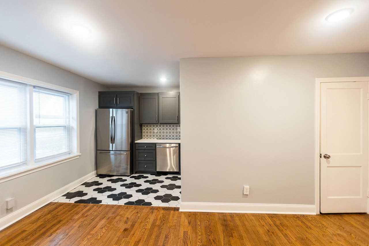 The Holmes - Photo 4 of 15