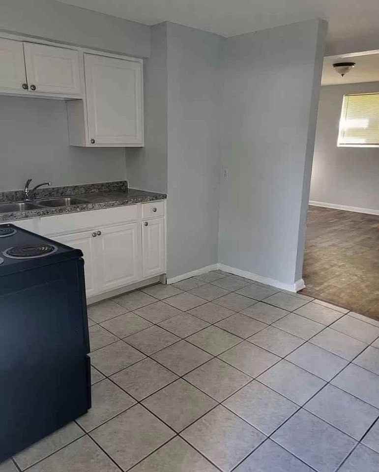 1584 W. 31st St - Photo 3 of 7