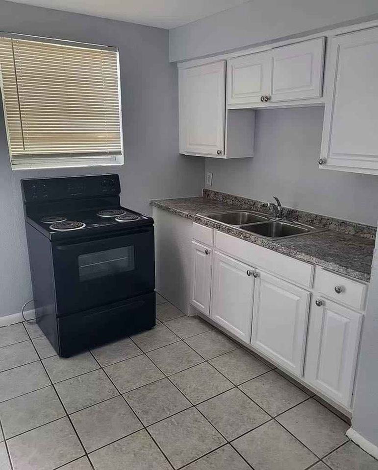 1584 W. 31st St - Photo 4 of 7