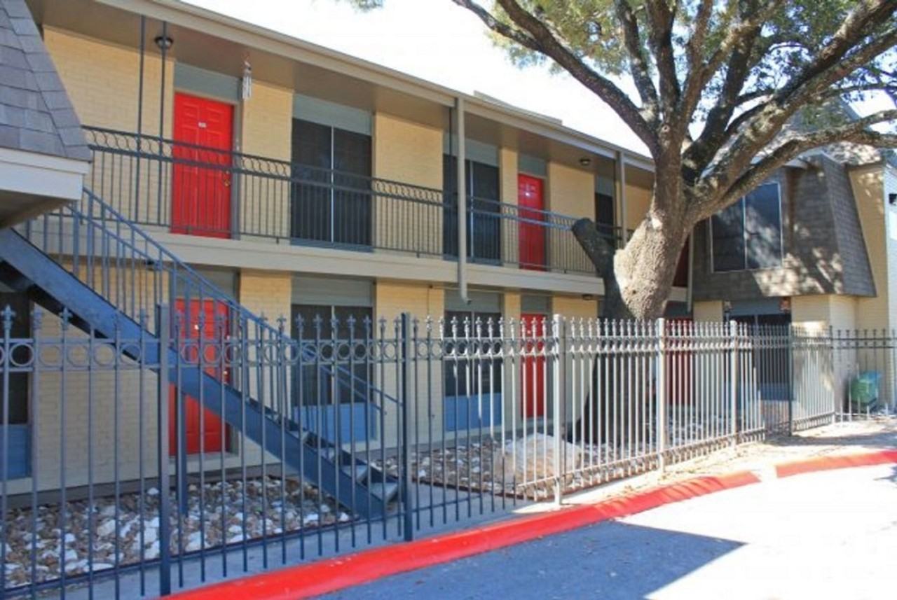 Hamilton Place Apartments - Photo 6 of 39