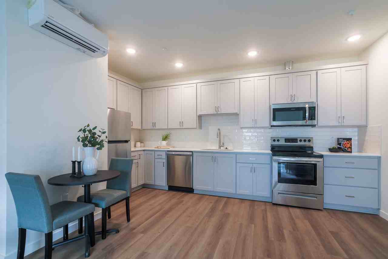 Peyton Place - Photo 2 of 21