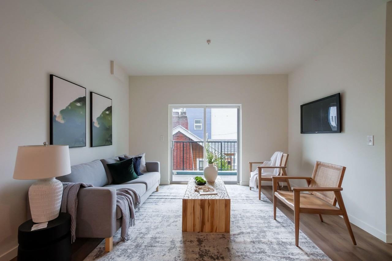 Peyton Place - Photo 4 of 21