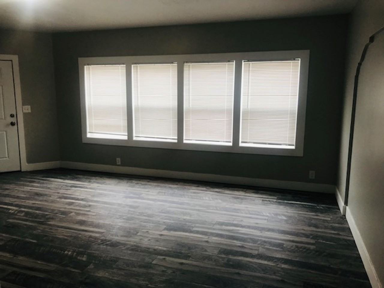 Beautifully updated apartment - Photo 4 of 8