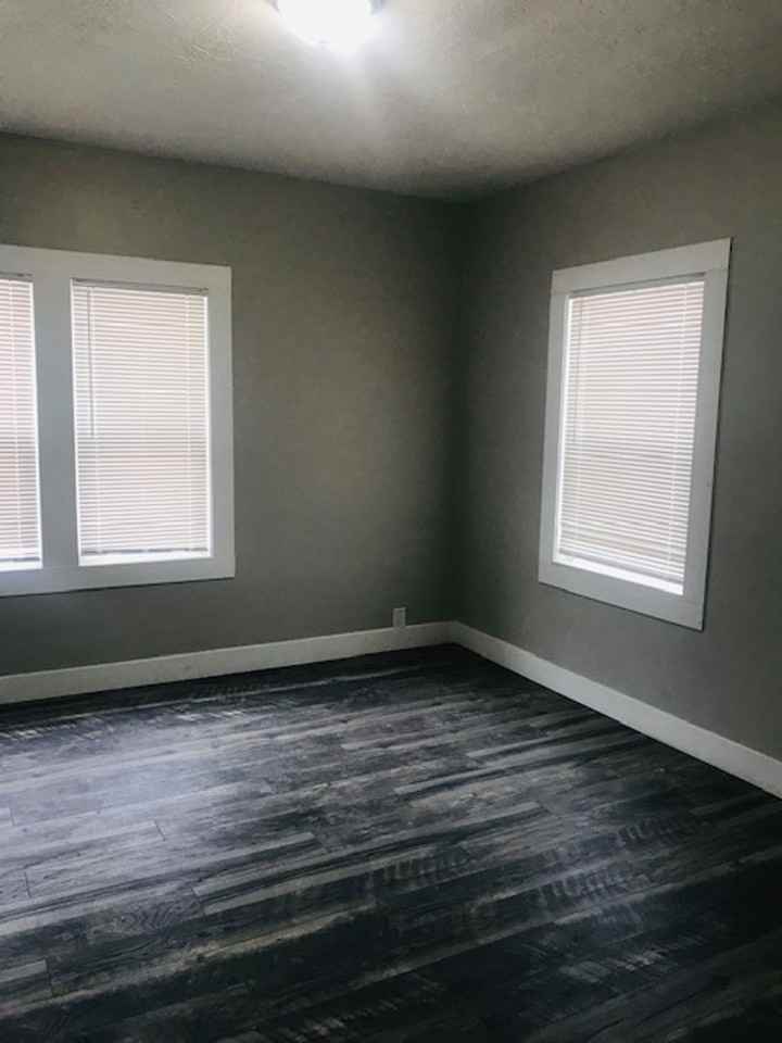 Beautifully updated apartment - Photo 5 of 8