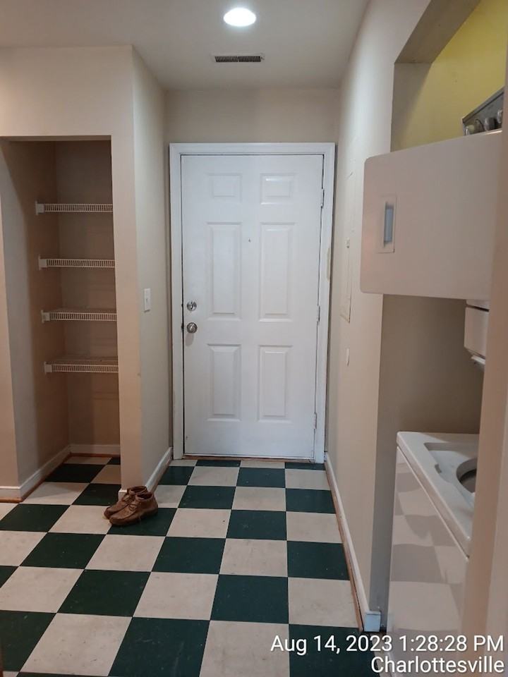 2024-2025 UTILITIES INCLUDED 10 bdrm / 5 bath 1100 Preston Ave - Photo 4 of 13