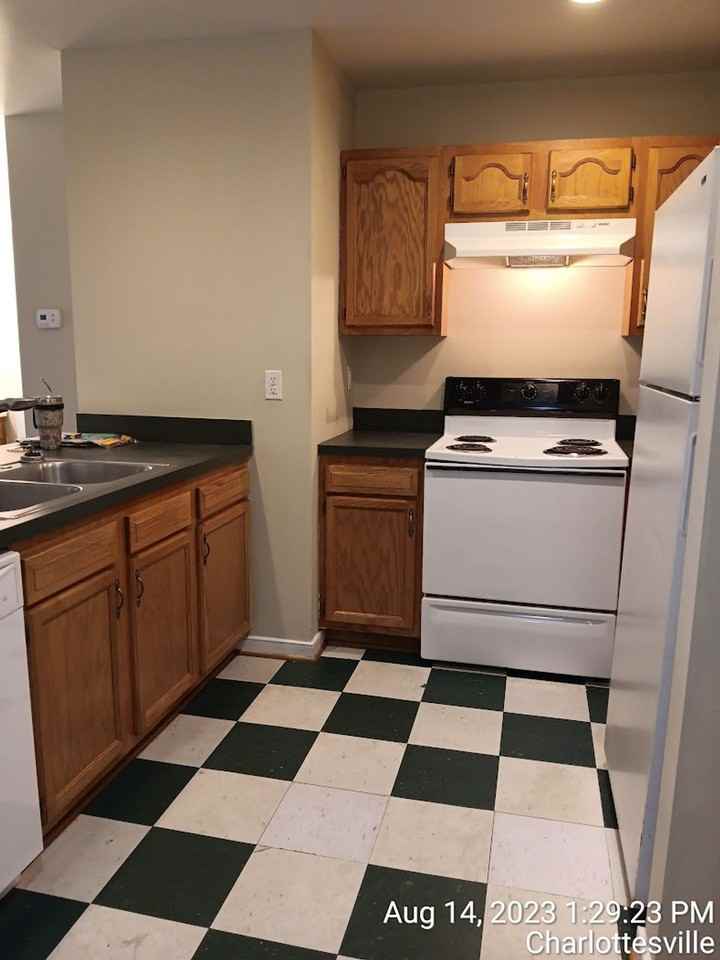 2024-2025 UTILITIES INCLUDED 10 bdrm / 5 bath 1100 Preston Ave - Photo 5 of 13