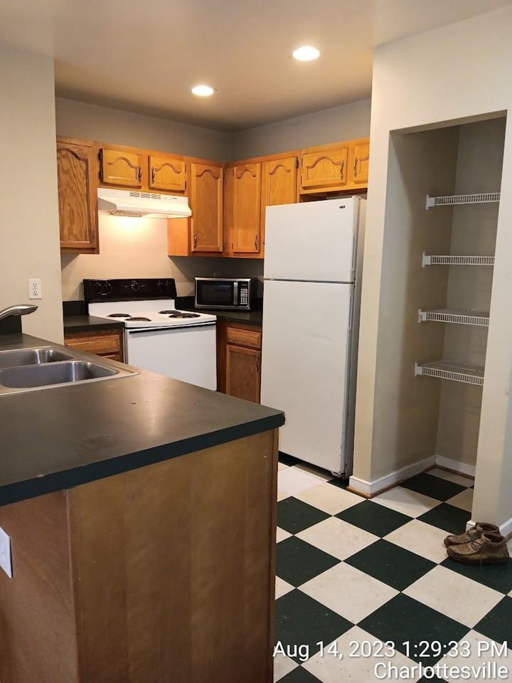 2024-2025 UTILITIES INCLUDED 10 bdrm / 5 bath 1100 Preston Ave - Photo 6 of 13