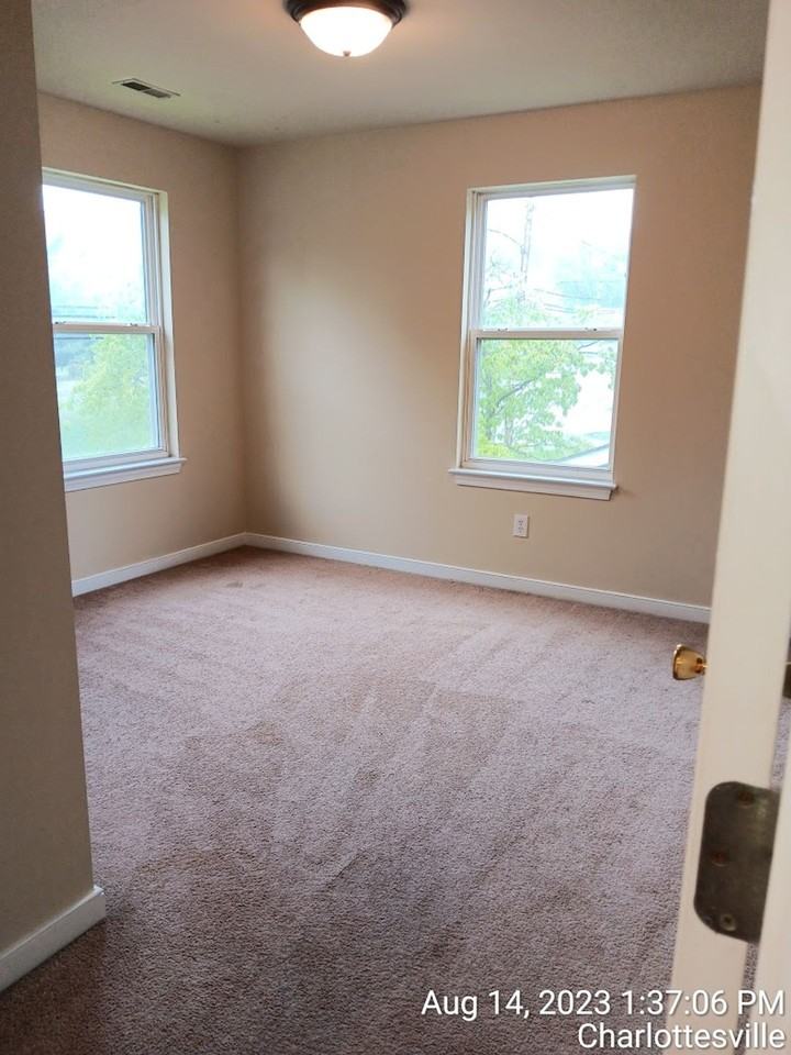 2024-2025 UTILITIES INCLUDED 10 bdrm / 5 bath 1100 Preston Ave - Photo 7 of 13