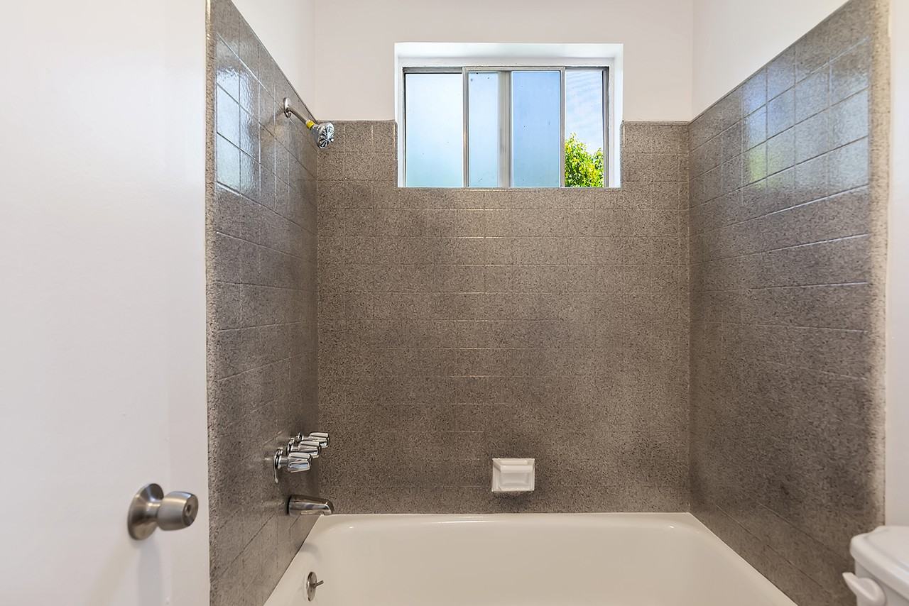 One-bedroom/one-bath apartment in a 21-unit gated building, surrounded by coffee shops and restaurants in the heart of Hollywood near Santa Monica Blvd & Highland Avenue. - Photo 2 of 42