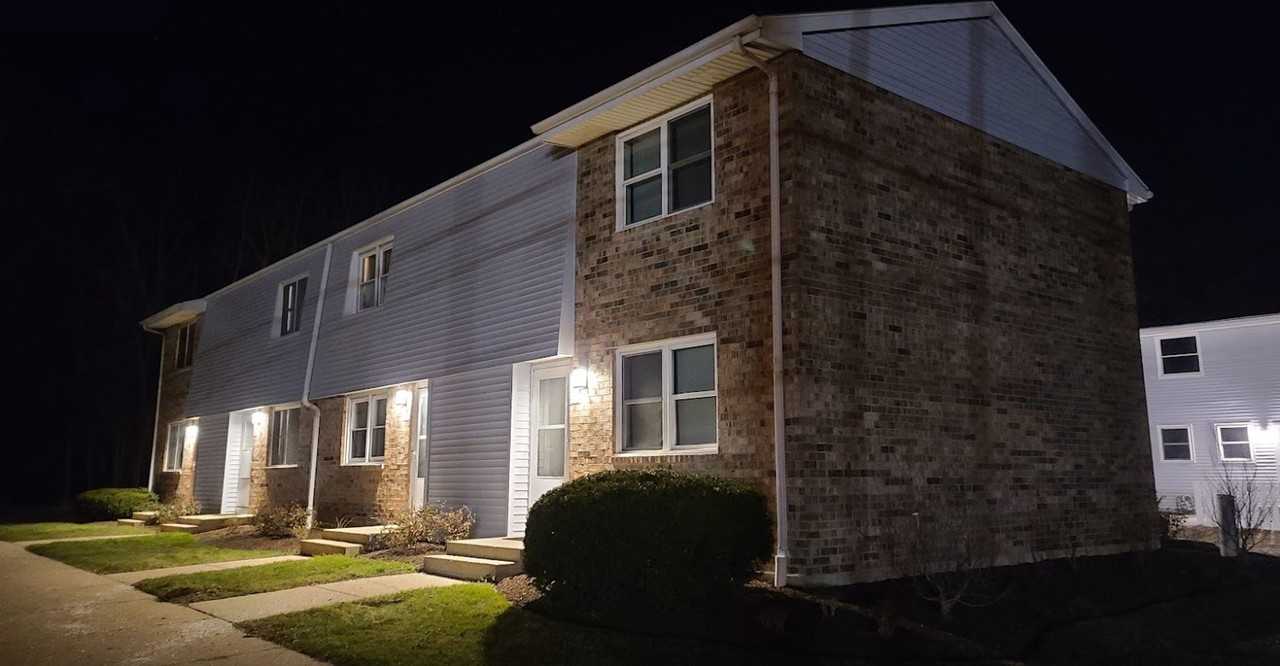 Beautiful Remodeled 2 bedroom Townhome - Photo 4 of 5