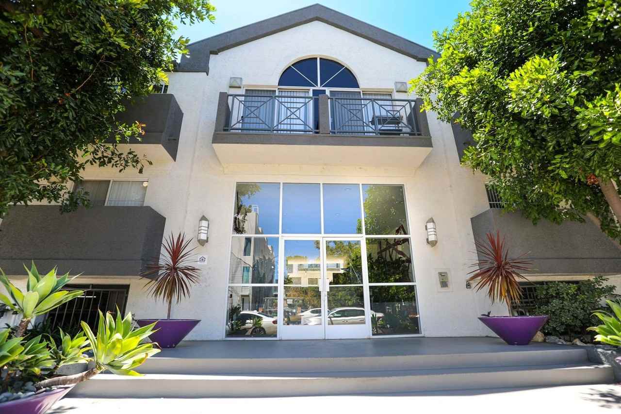 Merlot NoHo - Photo 6 of 9