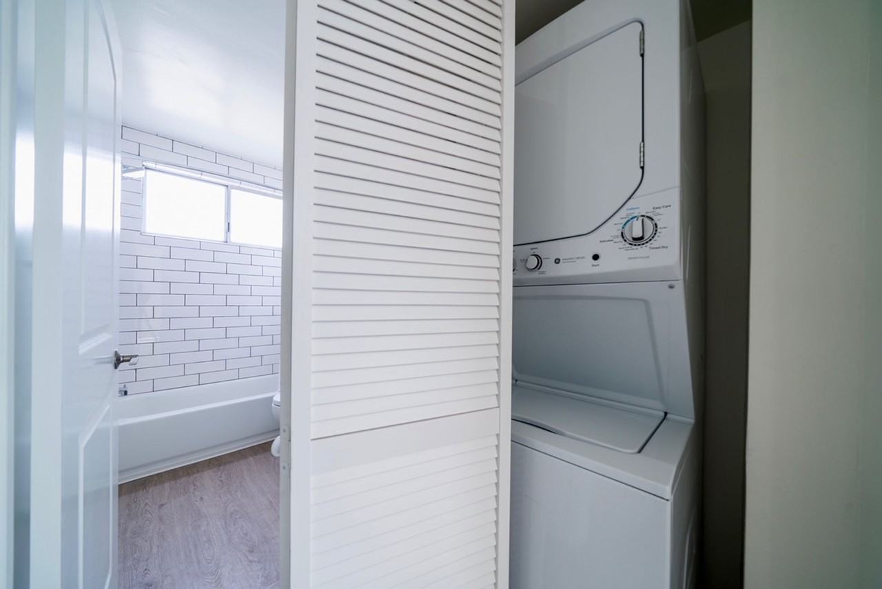 $1,000 Look and lease Special at Capri Burbank - Photo 3 of 11