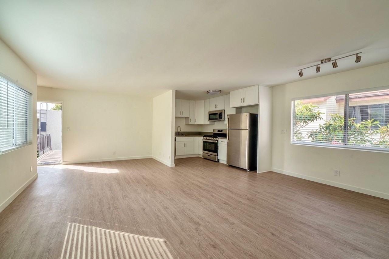 $1,000 Look and lease Special at Capri Burbank - Photo 2 of 11