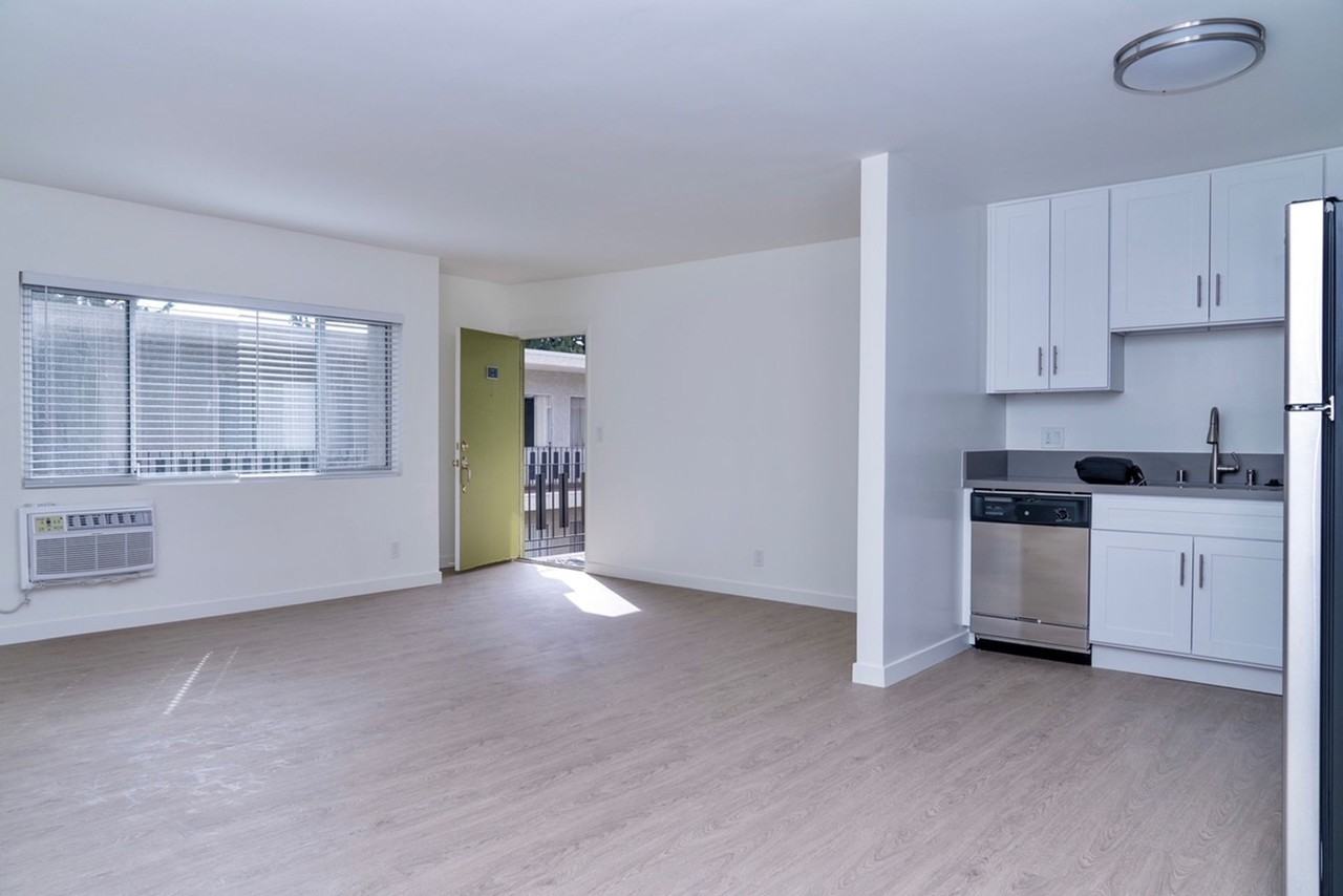 $1,000 Look and lease Special at Capri Burbank - Photo 5 of 11