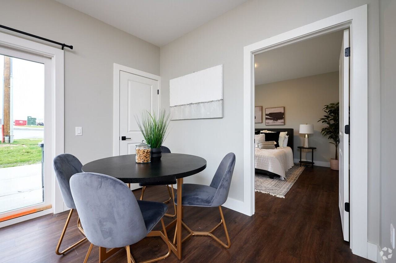 Doud Luxury Apartment Homes - Photo 7 of 35