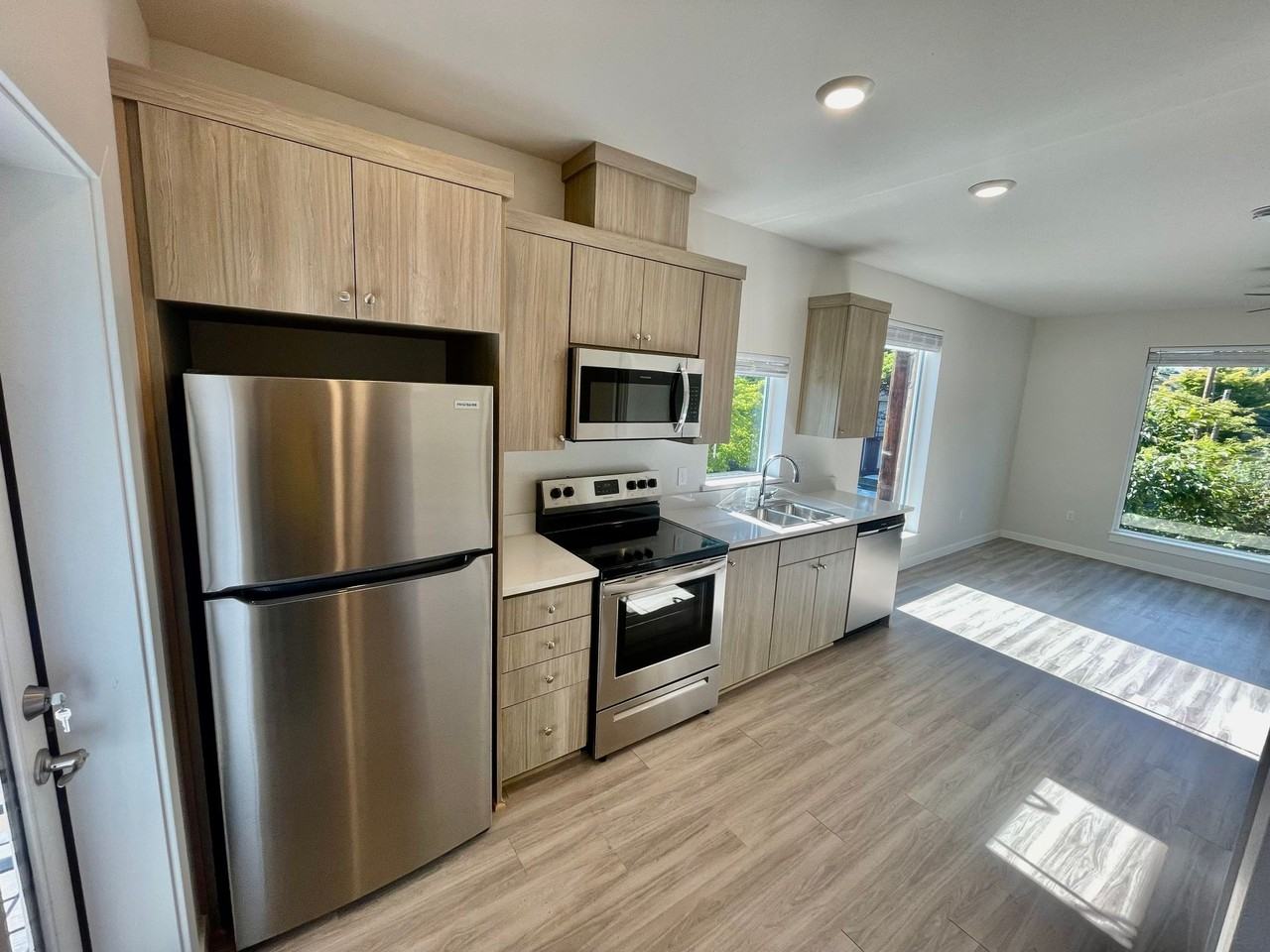 Vibrant Studio Apartment - Photo 4 of 18