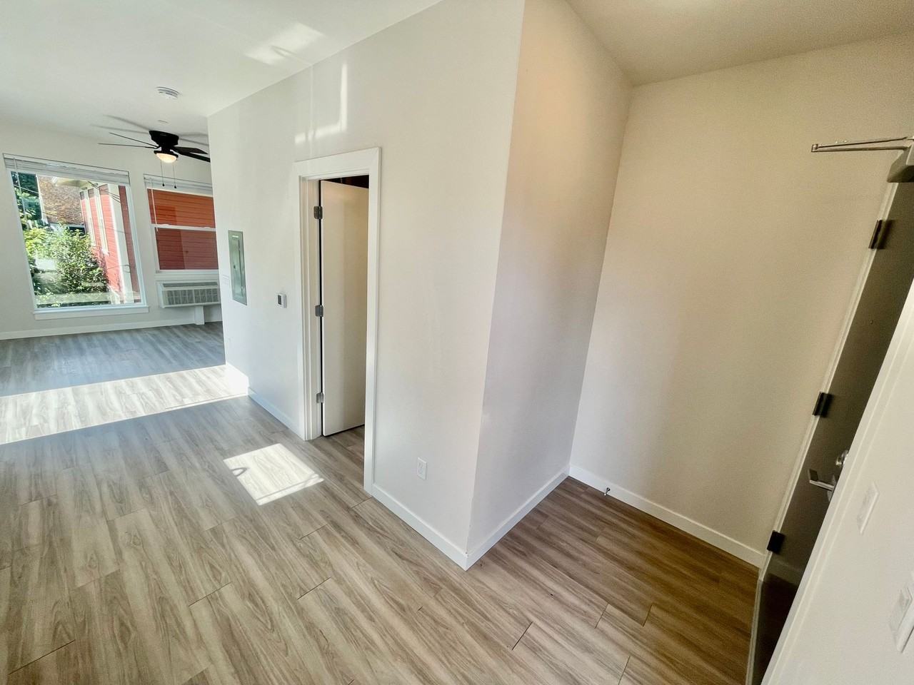 Vibrant Studio Apartment - Photo 5 of 18