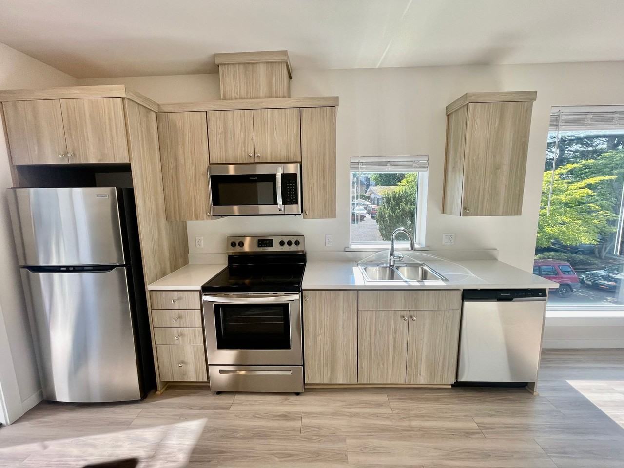 Vibrant Studio Apartment - Photo 6 of 18