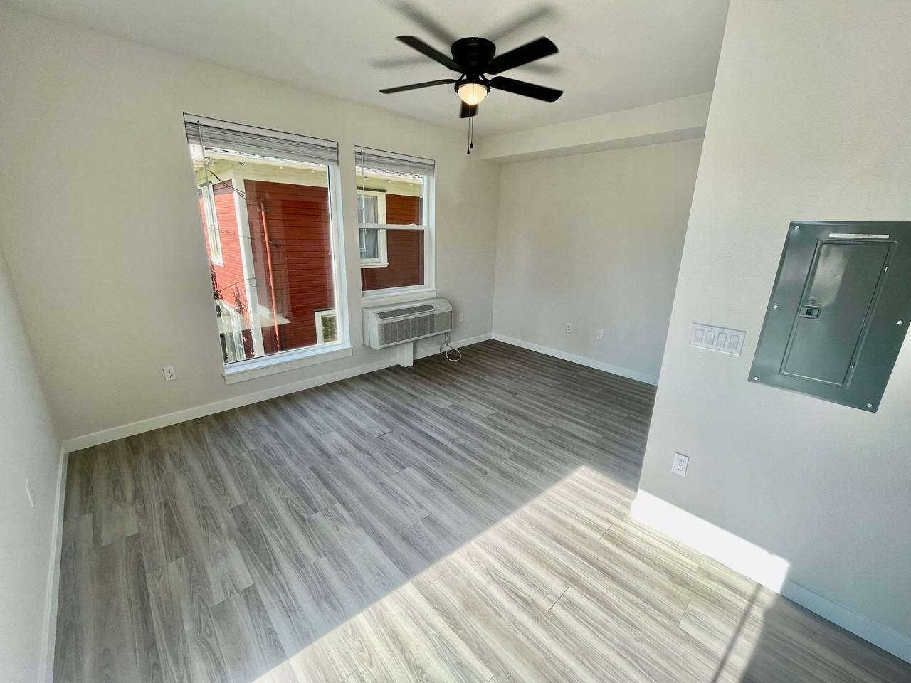 Vibrant Studio Apartment - Photo 7 of 18