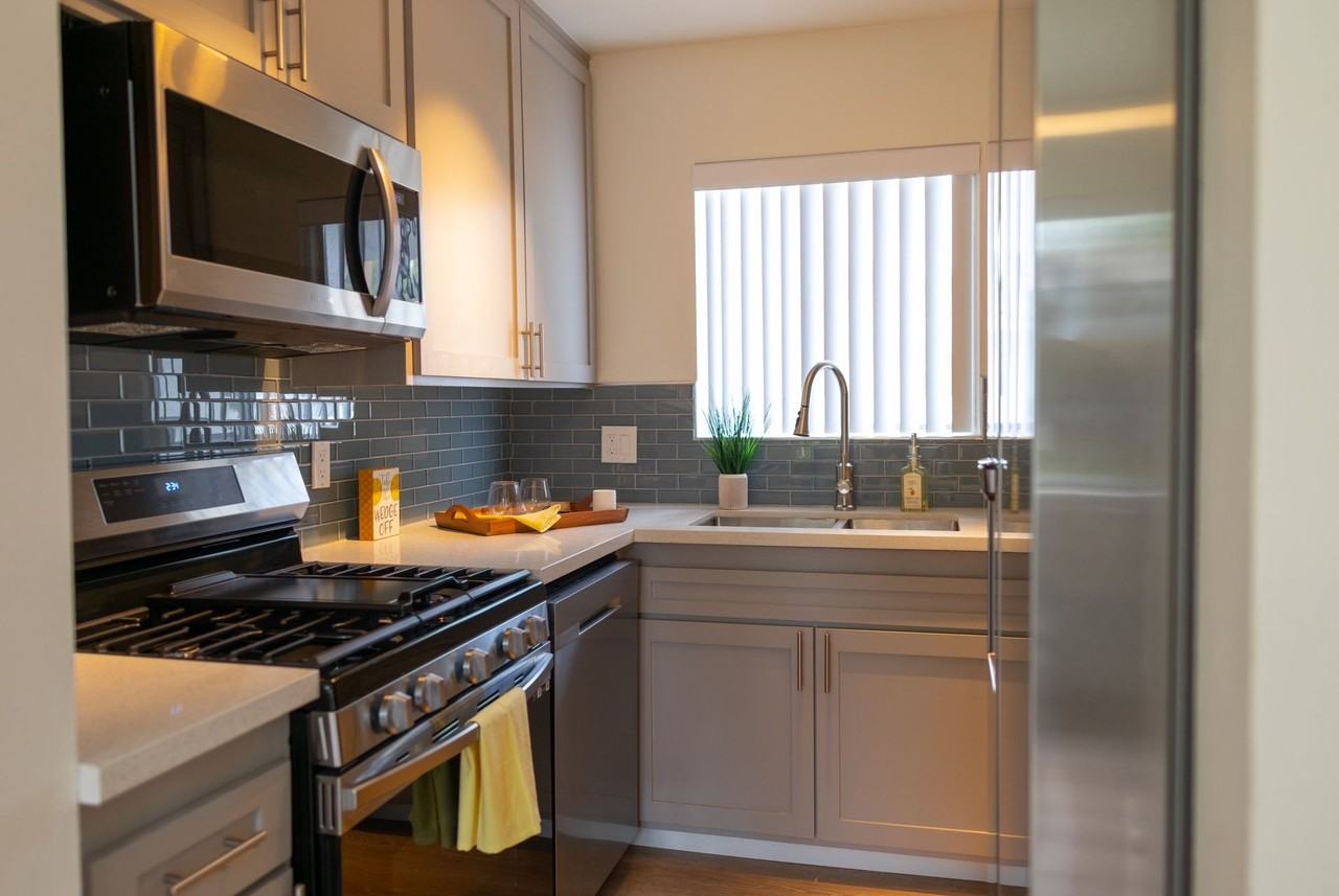 Tustin Palms Apartment Homes - Photo 2 of 32