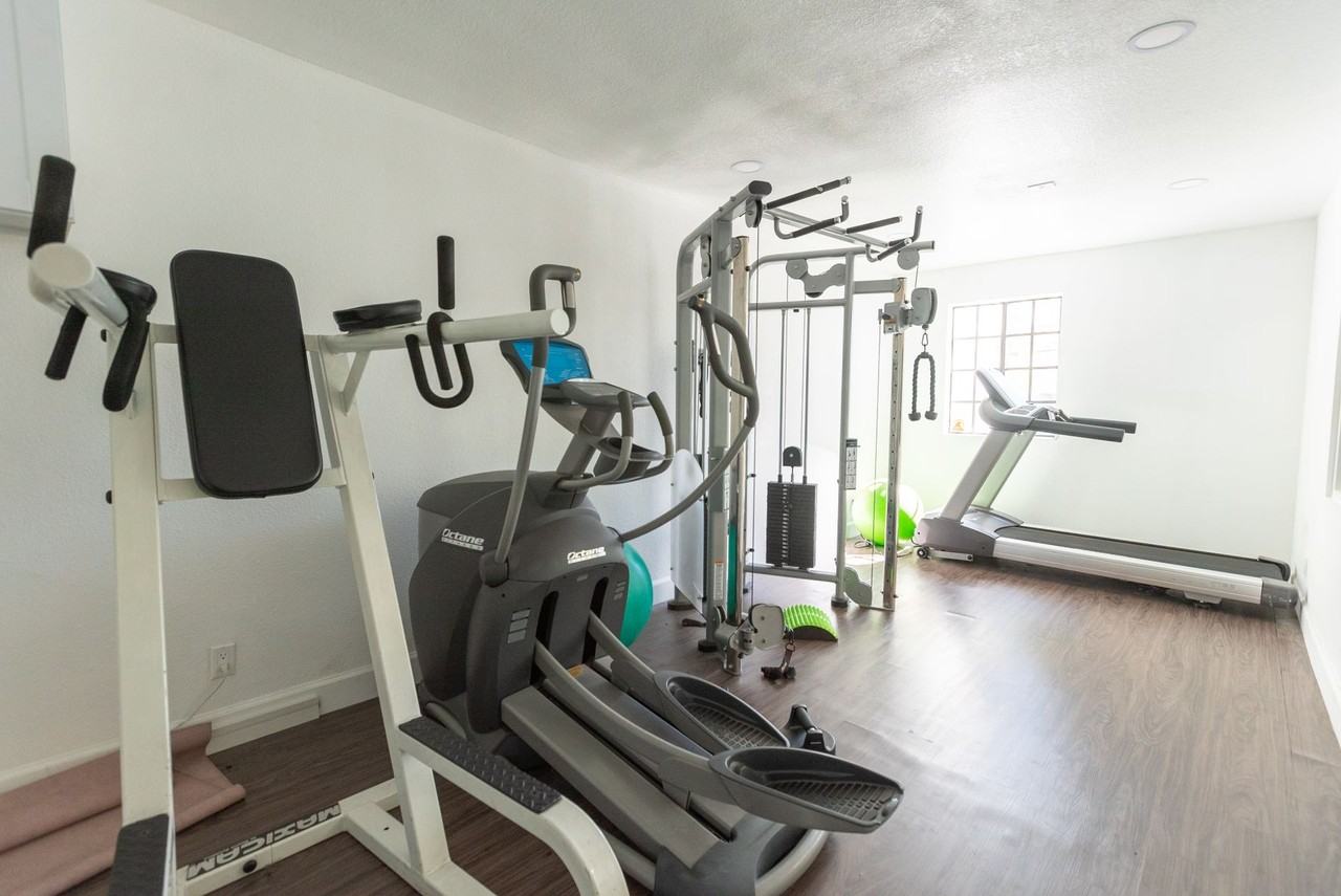 5235 Kester Ave - Photo 3 of 8